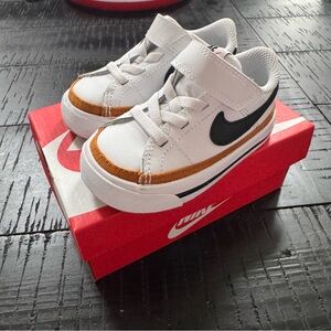 Nike court legacy size 5 Kids White and Black Sneakers
